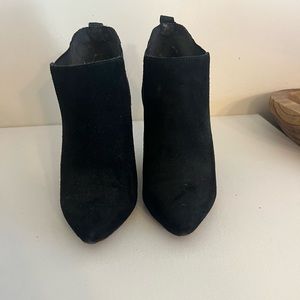 Vince Camuto Yannick Booties Size 7. Suede pull on. Great used shape.